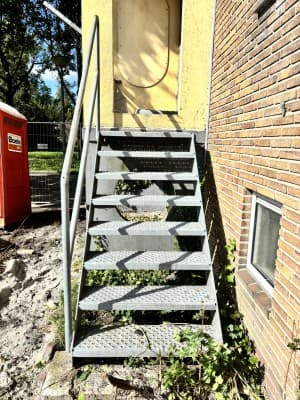 Gegalvaniseerde buitentrap + leuning 8 treden | 150 cm hoog