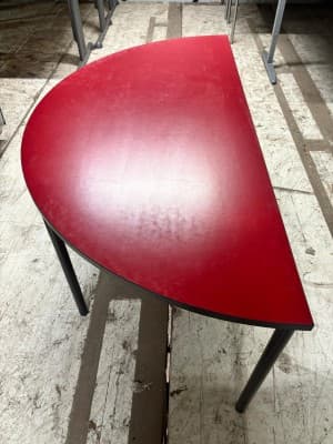 Halfronde tafel rood 160x80x75cm